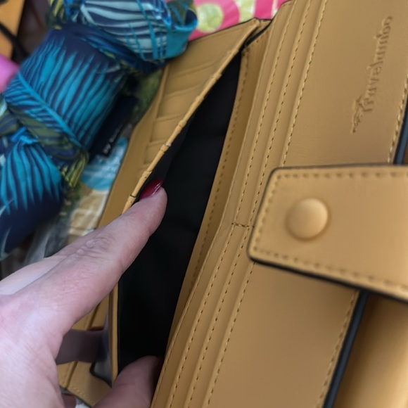 Yellow leather RFID protected large wallet - Picture 6 of 9